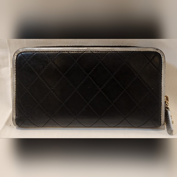 CHANEL Zippy Wallet. Black & Gold with charm. - Picture 5 of 11